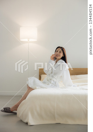 放鬆在床的婦女 134484534