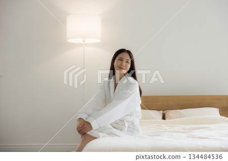 放鬆在床的婦女 134484536