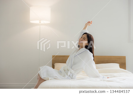 放鬆在床的婦女 134484537