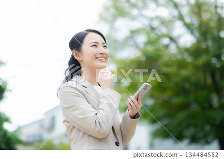 走在公園的女實業家 134484552