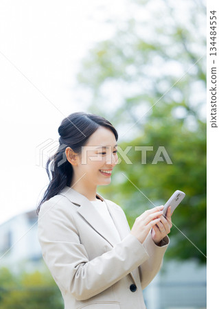 走在公園的女實業家 134484554