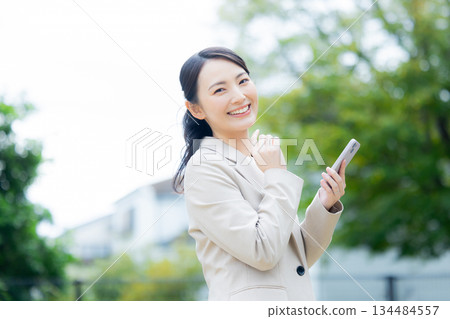 走在公園的女實業家 134484557