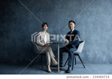 坐在椅子的商人 坐在椅子的商人 134484714