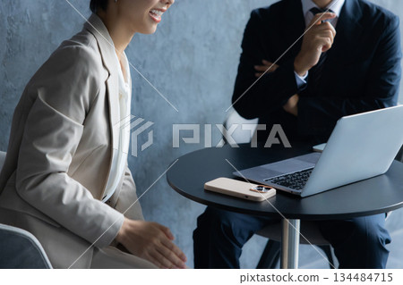 坐在椅子的商人 134484715