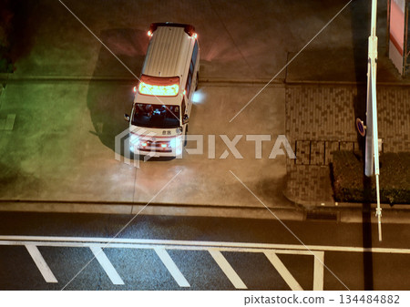 夜間出動的救護車 134484882
