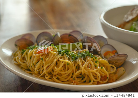 Delicious Vongole Pasta with Fresh Clams and Herbs Delicious Vongole Pasta with Fresh Clams and Herbs 134484941