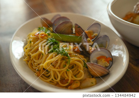 Delicious Vongole Pasta with Fresh Clams and Herbs Delicious Vongole Pasta with Fresh Clams and Herbs 134484942