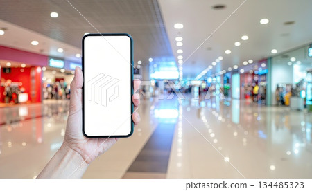 AI影像：一手拿著智慧型手機的特寫 134485323