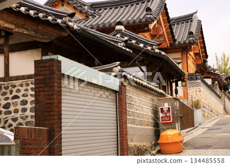 北村韓屋村的景色,有許多陡峭的山坡 北村韓屋村的景色,有許多陡峭的山坡 134485558