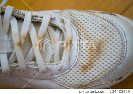 當我洗我的白色運動鞋時，我得到了棕色的污漬。 134485809