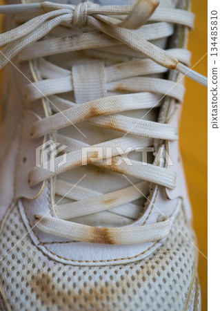 當我洗我的白色運動鞋時，我得到了棕色的污漬。 134485810