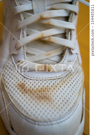 當我洗我的白色運動鞋時，我得到了棕色的污漬。 134485811