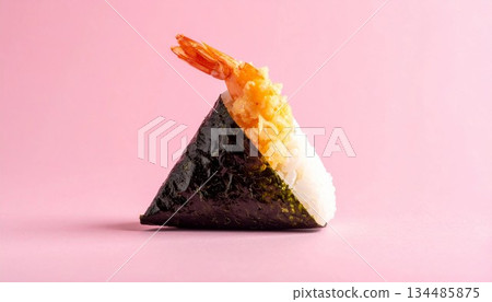 粉紅色背景的蝦仁天婦羅飯糰。天婦羅飯糰素材。生成式人工智慧。 134485875