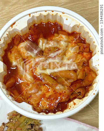 Creamy and spicy rose yeoptteok with chewy rice cakes coated in a rich, flavorful sauce, offering a perfect balance of heat and creaminess in every bite. 134486291