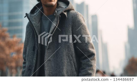 穿著外套或夾克在城裡閒逛：一種成年人的生活方式 134486697
