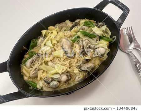 Light and savory vongole pasta with tender clams, garlic, olive oil, and a hint of chili. A perfect harmony of sea breeze flavor and Italian elegance in every bite. Light and savory vongole pasta with tender clams, garlic, olive oil, and a hint of chili. A perfect harmony of sea breeze flavor and Italian elegance in every bite. 134486845