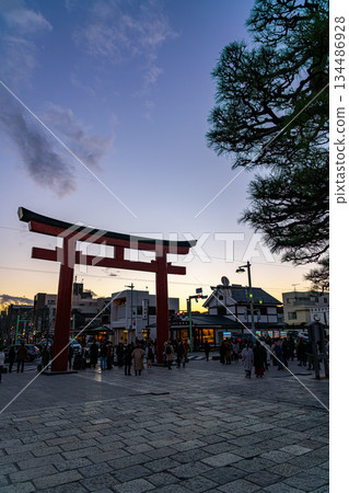 【神奈川縣】夕陽下的鶴岡八幡宮鳥居 【神奈川縣】夕陽下的鶴岡八幡宮鳥居 134486928