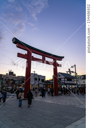 【神奈川縣】夕陽下的鶴岡八幡宮鳥居 【神奈川縣】夕陽下的鶴岡八幡宮鳥居 134486932