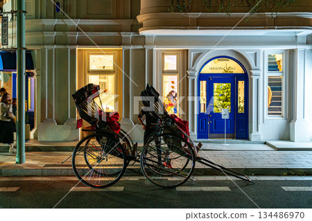[Kanagawa Prefecture] A rickshaw parked in front of a stylish Western-style pastry shop in Kamakura 134486970