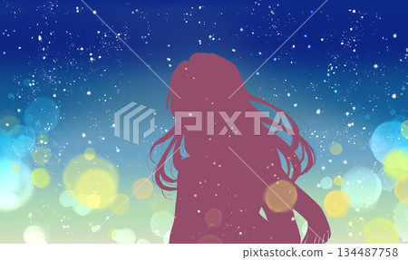 女人在冬雪中漫步的剪影 134487758