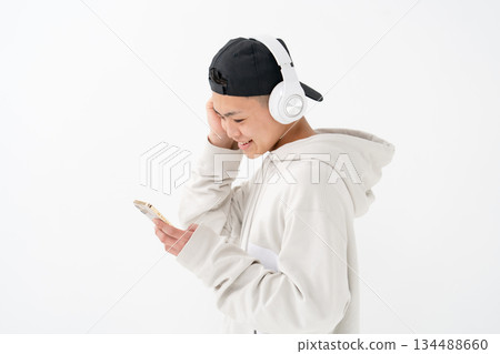 男性青少年肖像耳機智慧型手機 134488660
