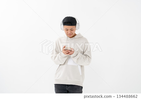男性青少年肖像耳機智慧型手機 134488662