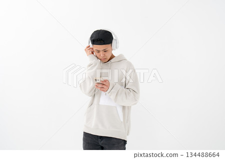 男性青少年肖像耳機智慧型手機 134488664