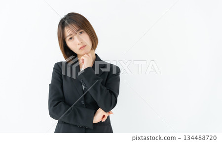 Business woman, young woman, worried 134488720