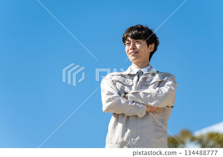 穿著工作服的年輕人，藍天 134488777