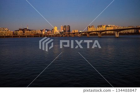 從日落遊船上欣賞漢江黃昏景色 從日落遊船上欣賞漢江黃昏景色 134488847