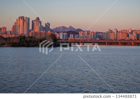 從日落遊船上欣賞漢江黃昏景色 從日落遊船上欣賞漢江黃昏景色 134488871