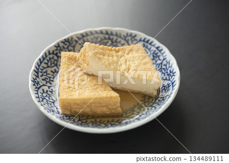 熱氣騰騰的關東煮和炸豆腐 熱氣騰騰的關東煮和炸豆腐 134489111