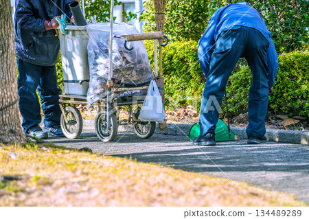 Yokohama cityscape in Japan at the end of the year... Aging society Elderly men sweeping up fallen leaves... What kind of society requires people to work even at an advanced age? 134489289