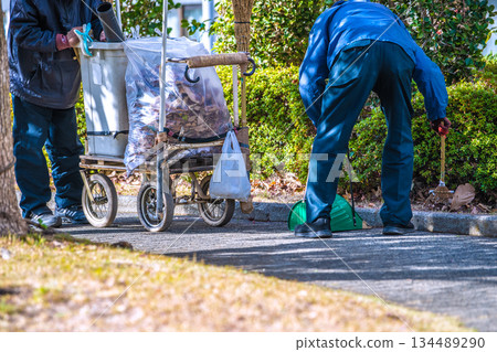 Yokohama cityscape in Japan at the end of the year... Aging society Elderly men sweeping up fallen leaves... What kind of society requires people to work even at an advanced age? 134489290