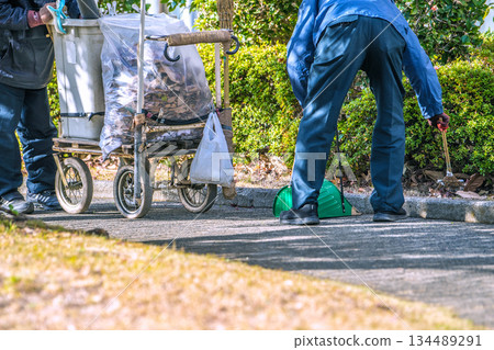 Yokohama cityscape in Japan at the end of the year... Aging society Elderly men sweeping up fallen leaves... What kind of society requires people to work even at an advanced age? 134489291
