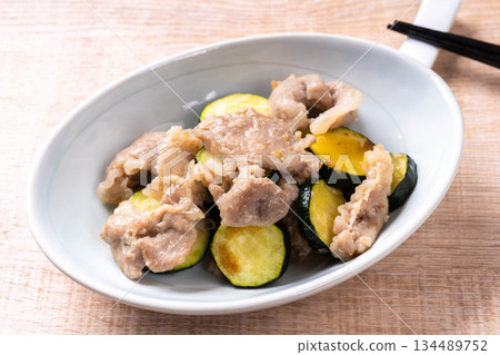 Stir-fried zucchini and pork with salt koji 134489752