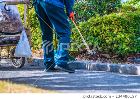 年底的日本橫濱城市景觀……老化社會，老人們正在清掃落葉……什麼樣的社會才會要求人們即使到了高齡也要工作？ 134490157
