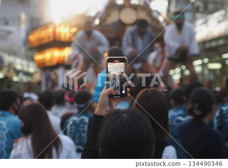 一部智慧型手機正在拍攝節慶神轎（前橋祭）的照片 134490346