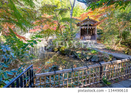 Aoba Shrine, Ryujin Pond, a stone monument of the dragon god on the edge of the pond, and a "sorei-sha" shrine dedicated to Masamune's vassals. 134490618