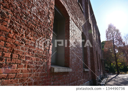 連續磚牆的水樓閣 134490736