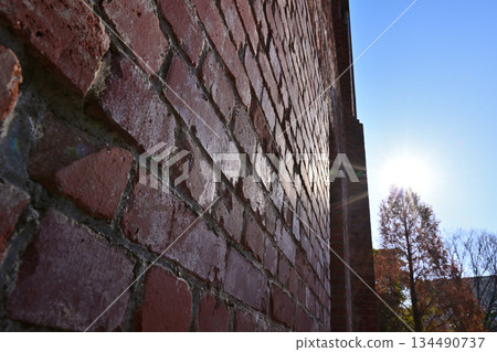 連續磚牆的水樓閣 134490737