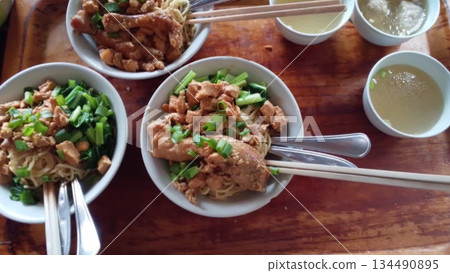 4k detailed Indonesian chicken noodles with chicken head topping 134490895