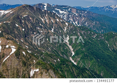 從谷川山和一之倉山之間,可以看到白雪皚皚的上越山脊和白馬山。 從谷川山和一之倉山之間,可以看到白雪皚皚的上越山脊和白馬山。 134491177