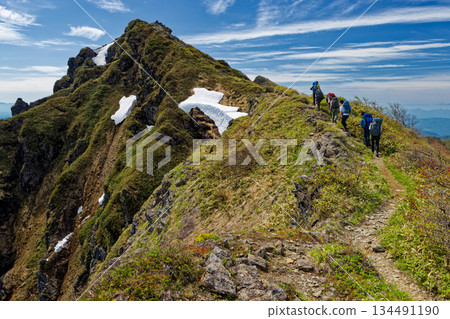 初夏時節，登山者們正從一之倉岳橫穿至谷川岳。 134491190