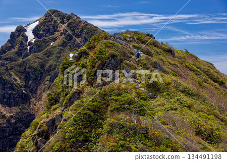 初夏時節,登山者們正在攀登谷川山脈步道。 初夏時節,登山者們正在攀登谷川山脈步道。 134491198