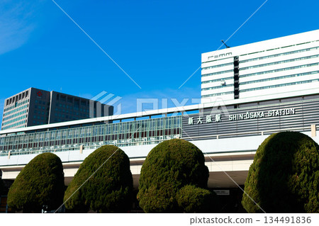 藍天下的新大阪站(大阪府大阪市淀川區) 藍天下的新大阪站(大阪府大阪市淀川區) 134491836