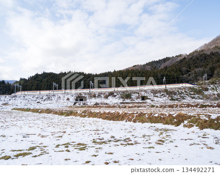 【山形線】新幹線翼號列車駛近冬季山口 134492271