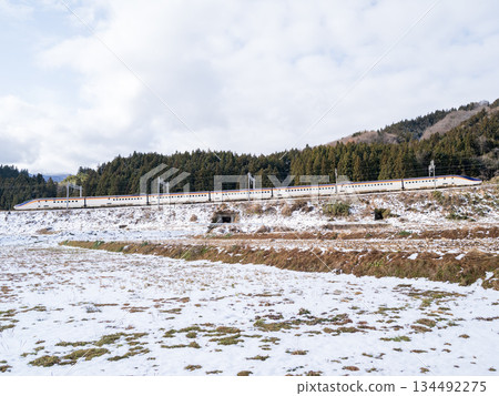 【山形線】新幹線翼號列車駛近冬季山口 134492275
