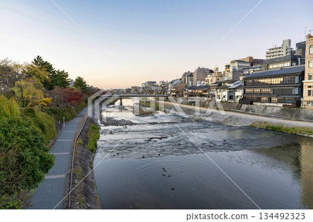 Early morning view of the Kamo River from Shijo Ohashi Bridge, sunrise, Kyoto City, Kyoto Prefecture Early morning view of the Kamo River from Shijo Ohashi Bridge, sunrise, Kyoto City, Kyoto Prefecture 134492323