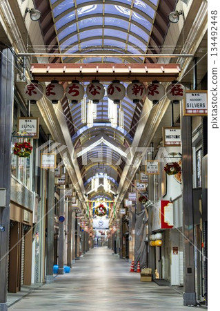 清晨，從京都府京都市四條通出發，來到新京極商店街。 134492448